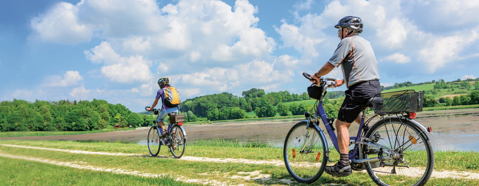 Pour les activités classiques (cyclisme, cheval, sports de montagne…) le port du casque est obligatoire. Pour les activités classiques (cyclisme, cheval, sports de montagne…) le port du casque est obligatoire.